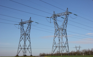 Des pylônes électriques à Domloup près de Rennes.