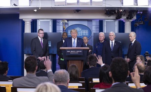 Le président américain Donald Trump, avec des membres du groupe de travail sur le coronavirus, dans la salle de presse Brady de la Maison Blanche à Washington, le 21 mars 2020.