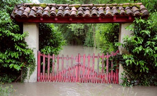 Cette photo prise à Bagnères-de-Luchon, le 18 juin 2013, montre la crue de la Pique, une branche de la Garonne
