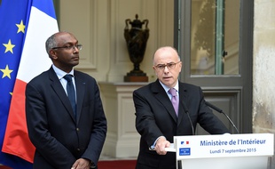 Le ministre de l'Intérieur, Bernard Cazeneuve (D), annonce la nomination du préfet Kléber Arhoul, comme «coordinateur national» pour l'accueil des migrants en France, le 7 septembre 2015 devant son ministère, à Paris.