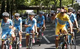 Vincenzo Nibali boit du champagne avec ses équipiers d'Astana pour fêter sa victoire sur le Tour de France, le 27 juillet 2014, à Paris.