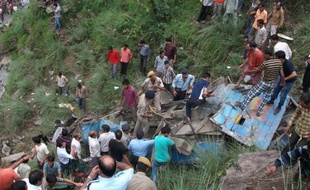 Un autocar bondé est tombé samedi dans un ravin de 76 mètres, dans une région montagneuse de l'Himachal Pradesh, dans le nord de l'Inde, faisant au moins 52 morts et 45 blessés, ont annoncé les autorités locales.