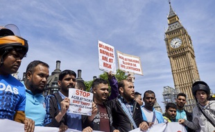 Un peu moins de 200 livreurs de repas ont manifesté leur inquiétude face à la recrudescence des attaques à l'acide mardi, devant le Parlement britannique à Londres.