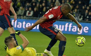 Le Nantais Deaux face au Lillois Sidibé.AFP PHOTO GEORGES GOBET