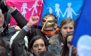 Concert de sifflets pour les uns, prières pour les autres, quelques milliers d'opposants au mariage homosexuel sont descendus une nouvelle fois dans la rue jeudi soir à Paris, au premier jour de l'examen du projet de loi par les sénateurs.