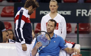 Michaël Llodra et Richard Gasquet ont apporté à la France deux nouveaux points pour une victoire franche (5-0) sur Israël au 1er tour du groupe mondial de la Coupe Davis, dimanche à Rouen.