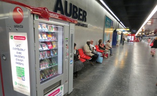A Auber, les distributeurs automatiques proposent depuis ce mardi 15 avril 2015 des snacks avec des billets d'avion dedans.