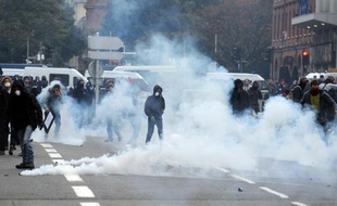 Des gaz lacrymogènes lors des heurts entre police et manifestants à Toulouse, le 8 novembre 2014