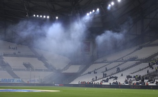 Du gaz lacrymogène flotte au-dessus de la pelouse du Vélodrome, avant OM-Bordeaux, le 8 décembre 2019.