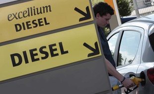 Un plein d'essence de 50 litres coûtera 2,40 euros de plus avec l'augmentation de cette taxe.