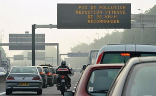 Entre fiscalité et sécurité, la qualité de l'air n'est pas vraiment un sujet prioritaire pour les candidats aux municipales. Un maire peut pourtant beaucoup contre la pollution en ville, à condition de toucher à la sacro-sainte automobile.
