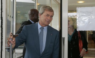 L'homme d'affaires français Vincent Bolloré sortant du siège du CSA à Paris le 24 septembre 2015 à Paris