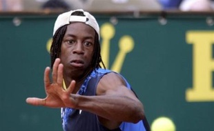 Le Français Gaël Monfils a été éliminé dès le premier tour du tournoi de Munich, s'inclinant 3-6, 4-6 face au Russe Igor Andreev, tête de série N.4.