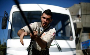 Doté d'une force hors norme, Mohammed Baraka tire un bus avec une corde le 4 janvier 2016 à Gaza