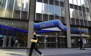 La banque américaine Citigroup va supprimer 4.500 emplois dans les trimestres à venir, a indiqué son directeur général Vikram Pandit mardi, et va passer une charge exceptionnelle de 400 millions de dollars au quatrième trimestre liée notamment à ces licenciements.