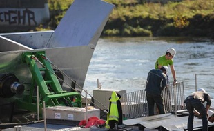 Installation d'une hydrolienne fluviale dans la Loire, à Orléans, le 6 novembre 2014