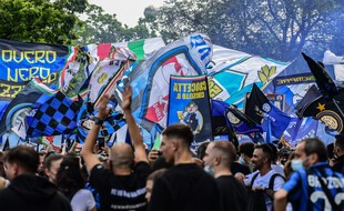 Les fans de l'Inter fêtent le titre devant San Siro.
