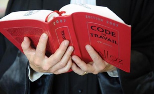 Un avocat consulte un exemplaire du code du travail
