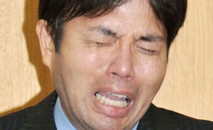 Le député japonais Ryutaro Nonomura lors de ses excuses publiques le 2 juillet 2014.