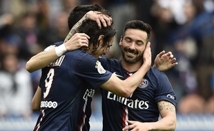 Paris Saint-Germain's Argentinian midfielder Ezequiel Lavezzi (R) is congratuled by Paris Saint-Germain's Uruguyan forward Edinson Cavani (R) after scoring a goal during the French L1 football match between Paris Saint-Germain and Lille on April 25, 2015 at the Parc des Princes in Paris. AFP PHOTO / FRANCK FIFE