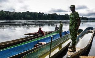 Des éco-gardes arrêtent des pirogues pour vérifier qu'elles ne transportent rien d'illégal, sur la rivière Ivindo, dans le nord-est du Gabon, le 12 novembre 2015