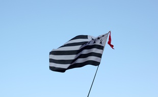 Image d'un gwenn ha du, drapeau breton, flottant dans le ciel aux Vieilles Charrues.