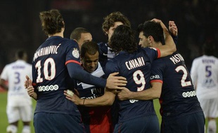 Zlatan Ibrahimovic et les joueurs du PSG se congratulent après un but contre Lyon le 1er décembre 2013 au Parc des Princes.