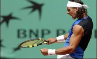 Rafael Nadal s'est qualifié lui aussi pour les quarts de finale du tournoi de tennis de Roland-Garros en battant l'Australien Lleyton Hewitt en quatre sets 6-2, 5-7, 6-4, 6-2.