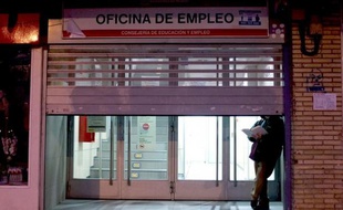 Le nombre de chômeurs en Espagne a baissé de 0,14% en avril, avec 4,74 millions de personnes, un léger répit après avoir atteint en mars un record historique dans un contexte de récession, a annoncé vendredi le ministère du Travail, qui reste pessimiste pour 2012.