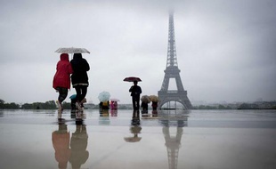 Paris sous la pluie, le 21 mai 2012.