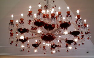 Un lustre en cristal de Baccarat (illustration).