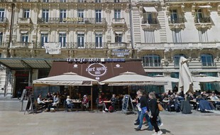 Le café Riche est situé sur la place de la Comédie de Montpellier.