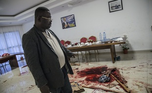 Le membre de l'opposition Filbert Mayombo montre les traces de sang et fait constater les dégâts causés au siège de l'opposant Jean Ping après l'annonce de l'élection d'Ali Bongo comme président du Gabon.
