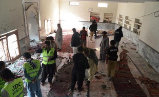 Les forces de sécurité pakistanaises inspectent le 30 janvier 2015 une mosquée de la communauté chiite, cible d'un attentat à Shikarpur, ville située à environ 500 kilomètres de Karachi