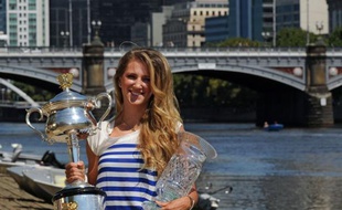 La Belarusse Victoria Azarenka est devenue officiellement N.1 mondiale, selon le classement WTA publié lundi, après sa victoire samedi à l'Open d'Australie où elle a battu en finale la Russe Maria Sharapova.