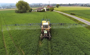 Illustration: un agriculteur emploie des pesticides dans son champ en France.