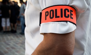 Un homme portant un brassard de policier (IIllustration)