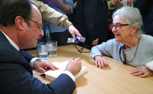 Jusqu'en juin, François Hollande va à la rencontre de ses lecteurs dans ses librairies de France comme ici à Strasbourg.
