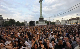 Le public d'un concert, le 10 mai 2011, place de la Bastille à Paris.