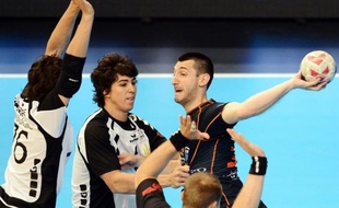 Montpellier a commencé le Championnat de France par un succès écrasant 50 à 24 à Billère lors d'un match maîtrisé de bout en bout jeudi soir au Palais des sports de Pau.