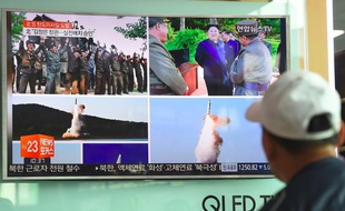Un homme regarde des images d'un missile lancé par la Corée du Nord à Séoul, illustration