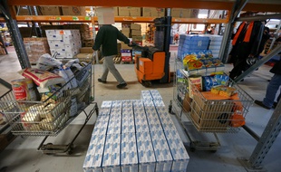 Strasbourg le 26 11 2013. La banque alimentaire et ses bénévoles se préparent pour la grande collecte annuelle.