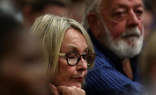 June et Barry Steenkamp, les parents de Reeva, le 16 octobre 2014 au tribunal de Pretoria, lors du procès d'Oscar Pistorius, en Afrique du Sud