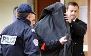 Le parquet de Paris a prolongé jeudi la garde à vue de l'homme de 47 ans interpellé mercredi à Montpellier dans l'enquête sur l'envoi de lettres de menaces de mort et qui conteste être l'auteur de ces courriers anonymes, a annoncé une source judiciaire.