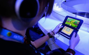 Le pionnier japonais des jeux vidéo, Nintendo, a lancé vendredi un important avertissement sur ses résultats annuels, à cause de ventes très mauvaises de consoles et jeux.