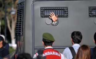 L'armée turque s'est invitée dans le scandale qui éclabousse le Premier ministre Erdogan en exigeant un nouveau procès pour des centaines d'officiers condamnés pour complot, sur fond de bras de fer entre le gouvernement et la justice.