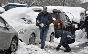 Des automobilistes coincés par la neige près de Saint-Lary-Soulan dans les Hautes-Pyrénées, le 3 février 2015