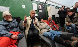 NANTES, le 25/04/2012 Jose BOVE avec les grevistes de la faim qui luttent contre le projet d'aéroport Notre Dame des Landes