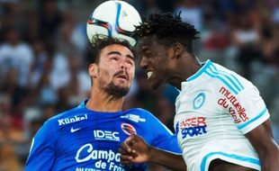 Nicolas Seube au duel avec Michy Batshuayi lors de OM-Caen le 8 août 2015.