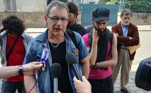 Les représentants de la ZAD à leur sortie de la préfecture de Loire-Atlantique, le 7 mai 2018.